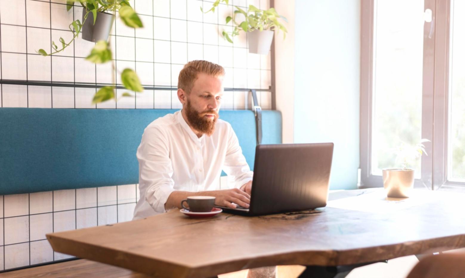 Professionelle Beratung zur Unternehmensgründung in modernen Büroräumen